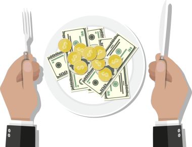 Bıçak, çatal, tabak dolusu bozuk para ve para tutan eller.