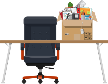 Ofis koltuğu ve masa. Ofis eşyalarıyla dolu bir kutu.