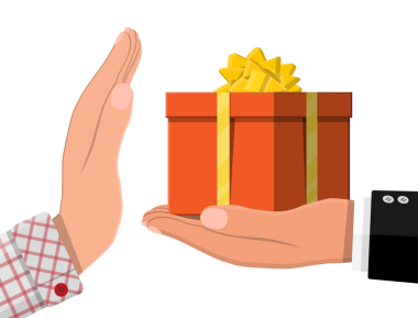 El diğer eline hediye kutusu veren.