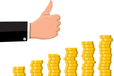 Başparmak yukarı jest ile altın sikke ve el yığını.