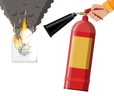 Yangın fişi takılı elektrik prizi ve elinde köpükle yangın söndürücü..