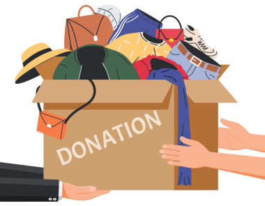 Giysi, ayakkabı ve aksesuar dolu karton kutu.