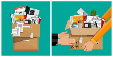 Ofis taşıma, evrak işleri ve işten çıkarma konsepti. Karton kutunun içinde taşınmaya hazır bir yığın belge, kağıt, klasör ve diğer malzemeler var..