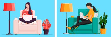 İki kadın evlerinden kanepelerde çalışıyor. Uzaktan çalışma konsepti. Konforlu evde çevrimiçi öğrenme. Pankart için düz tasarım çizimi.