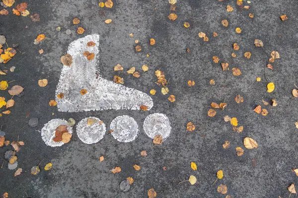 Parktaki asfaltta paten pisti için bir işaret. Sonbahar.