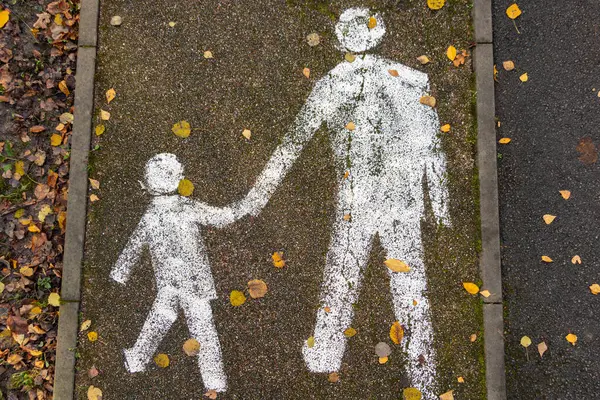 Asfalttaki sonbahar parkında yaya yolu tabelası.