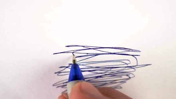 Ręcznie Rysowane Plątanina Narysowane Papierze Niebieskim Piórem Ruchu Bazgroły Kształt — Wideo stockowe