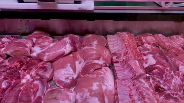 Olika Saftiga Och Kvalitet Rått Kött Disk Till Salu Slaktare — Stockvideo