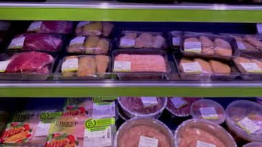 Kyiv, Ukrayna, Ekim 2022: - Süpermarkette paketlenmiş çiğ et kasap bölümünde soğutulmuş sergileniyor. Yerel mağazada satılık et setleri. Kapat..