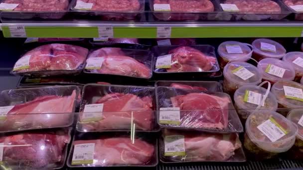 Kiev Ucrânia Outubro 2022 Muitas Carnes Cruas Embaladas Supermercado Exibido — Vídeo de Stock