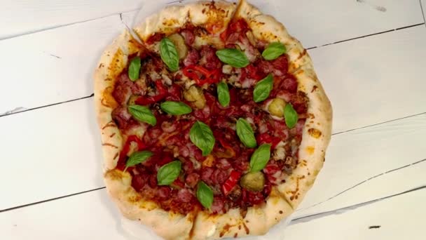 Snijd Hele Pizza Met Vleesworst Peper Gezouten Komkommer Basilicum Kaas — Stockvideo