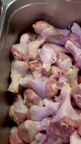 Surowe Mięso Części Kurczaka Pojemniku Dziale Żywności Liczniku Rzeźnika Supermarkecie — Wideo stockowe