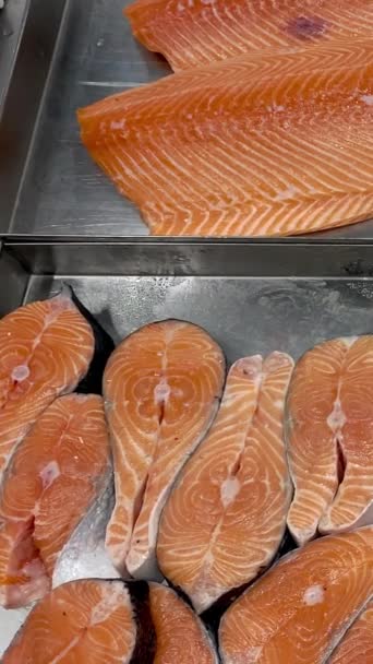 Stücke Rohes Gekühltes Lachsfilet Liegen Auf Der Eistheke Fischmarkt Offenes — Stockvideo