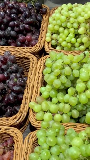 Vitrine Met Punnetten Verschillende Soorten Druiven Supermarkt Straat Markt Koop — Stockvideo