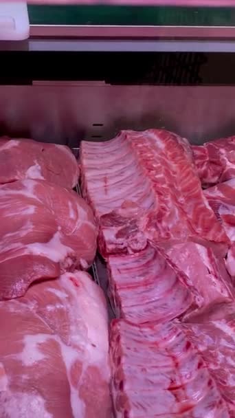 Różne Soczyste Wysokiej Jakości Surowe Mięso Ladzie Sprzedaż Sklepie Mięsnym — Wideo stockowe