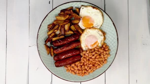 Традиционный Английский Завтрак Жареные Яйца Сардельки Фасоль Жареная Картошка Блюде — стоковое видео