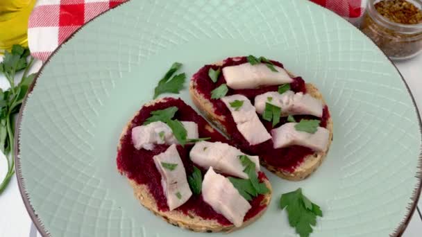 Diet Bruschetta Dengan Hummus Bit Rebus Dan Ikan Haring Asin — Stok Video