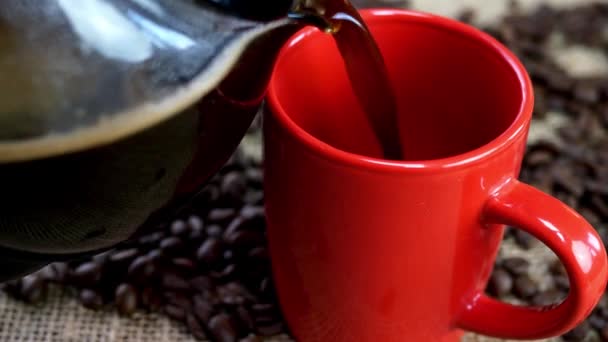 Nalanie Gorącej Kawy Espresso Francuskiej Prasy Czerwonym Kubku Otoczonym Ziarnami — Wideo stockowe