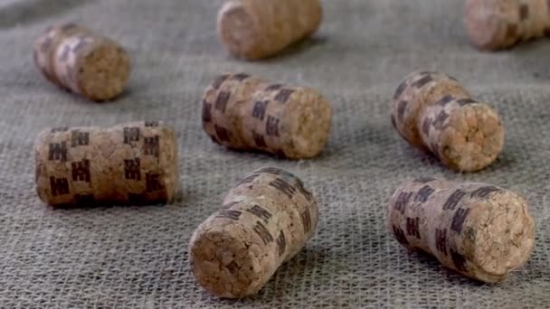 Çuval Bezinde Dönen Şarap Şişelerinden Farklı Şampanya Şarap Mantarları Arkaplan — Stok video