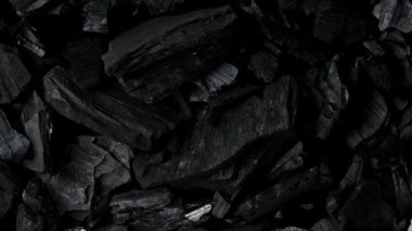 Endüstride kullanılan doğal kömür mineralinin siyah arkaplanı ve gıda hazırlama döngüsü. Üst Manzara. Kapat..