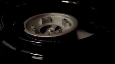 Gaz sobasından çıkan mavi ateş yerli mutfağın üzerinde, propan ya da doğal gaz alevleri ile birlikte. Gaz ocağı alev alev yanıyor ve arka planda sönüyor. Seçici odaklanma. Ağır çekim. Kapat..