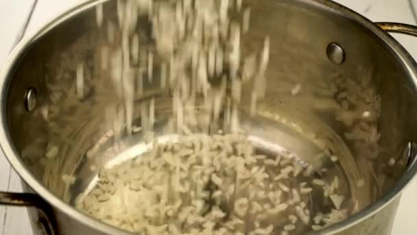 Сухий Круглий Рис Наливають Сковороду Приготування Смачного Гарніру Домашній Кухні — стокове відео
