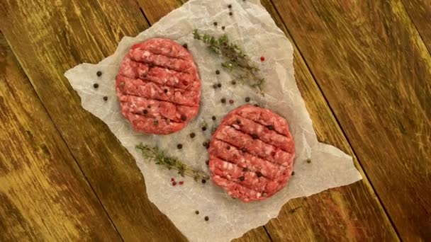 Raw Meat Burger Cutlets Spices Thyme Sprigs Rotate Crumpled Paper — Stockvideo