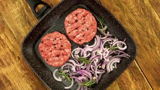 Costolette Hamburger Carne Cruda Con Spezie Cipolla Affettata Rametti Rosmarino — Video Stock