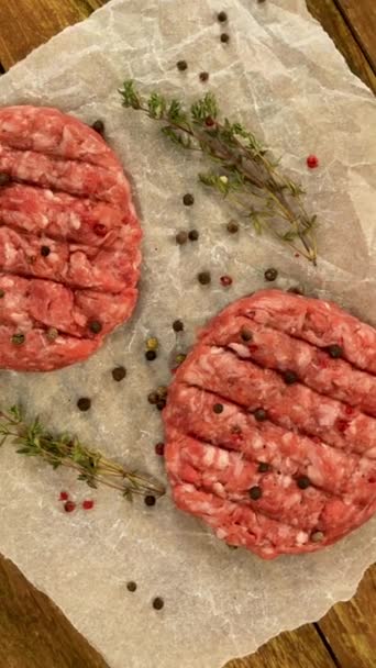 Rauwe Vlees Hamburger Cutlets Met Specerijen Tijm Takjes Draaien Verfrommeld — Stockvideo