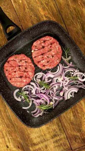 Raw Meat Burger Cutlets Spices Sliced Onion Rosemary Sprigs Rotate — Vídeos de Stock