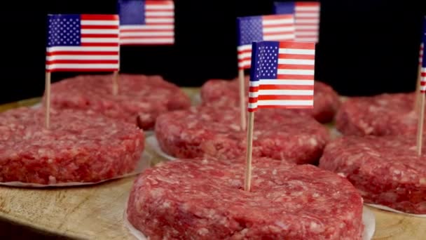 Chuletas Redondas Carne Picada Fresca Con Bandera Americana Ramitas Romero — Vídeo de stock