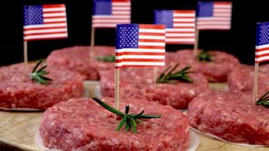 Amerikan bayrağı ve biberiyeli taze kıymalı burger pirzolası. Ev mutfağında Bağımsızlık Günü için hazırlık yemeği. Kapat..