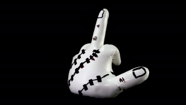 Белая Скульптура Форме Руки Показывающая Непристойный Жест Вращается Чёрном Фоне — стоковое видео