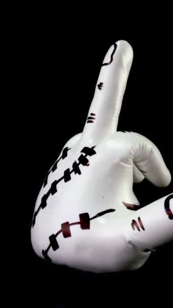 Witte Sculptuur Vorm Van Hand Tonen Obscene Gebaar Draait Tegen — Stockvideo