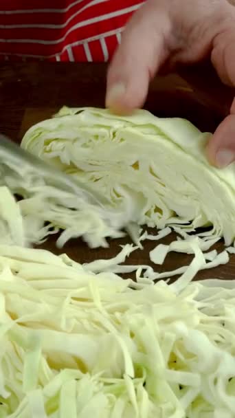 Chef Coupe Chou Blanc Avec Couteau Tranchant Morceaux Sur Planche — Video