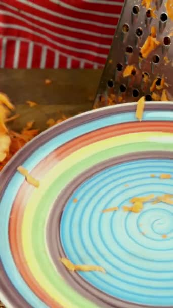 Руки Шеф Повара Кладут Морковку Красочную Тарелку Подготовка Здоровой Вегетарианской — стоковое видео