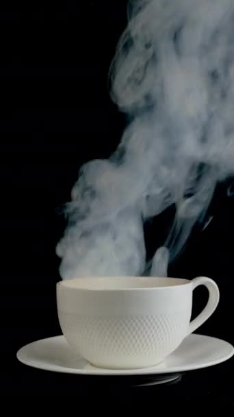 Bianco Vorticoso Fumo Fumante Smog Tazza Caffè Bianco Sfondo Nero — Video Stock