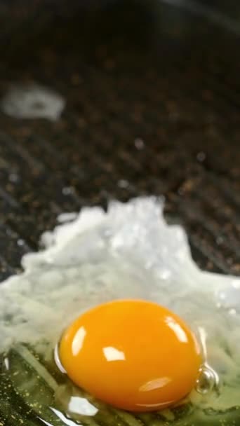 달걀이나 오믈렛 채그릴 남비에 뜨거운 기름에 튀긴다 부엌에 식품이다 수직적 — 비디오