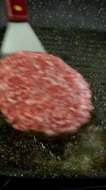 Burger pirzolası ve ızgara tavada kızarmış tavuk yumurtası. Ev mutfağında hazır ve besleyici yemekler var. Dikey. Kapat..