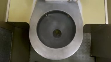 Tren vagonundaki demir süpürge tuvaletindeki su boşaldı. Nakliye temizlik ekipmanları. Kapat..