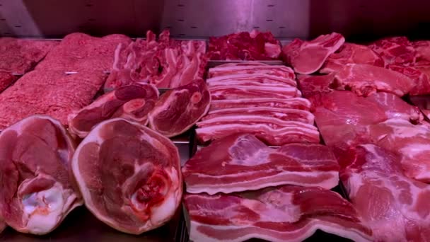 Verschiedenes Rohes Frisches Schweinefleisch Kühlregal Der Metzgerei Zum Verkauf Fleischabteilung — Stockvideo