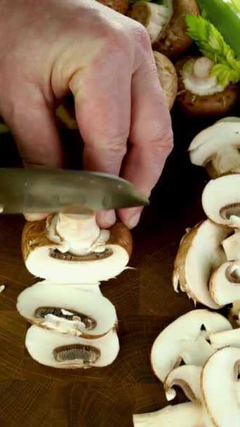 Surowe Pieczarki Królewskie Pokrojone Plasterki Nożem Desce Krojenia Przygotowanie Grzybów — Wideo stockowe