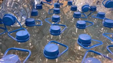 Bir sıra maden suyu şeffaf plastik şişelerde süpermarkette paketlenir. Büyük bir deponun bakkal bölümünde temiz içme suyu toptan satılıyor. Kapat..