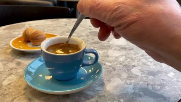 Nsan Eli Kafedeki Masada Mavi Bardakta Kaşık Ile Espresso Kahvesi — Stok video