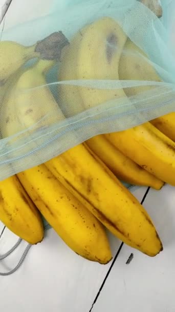 Bouquet Bananes Mûres Dans Une Grille Écologique Tourner Sur Fond — Video