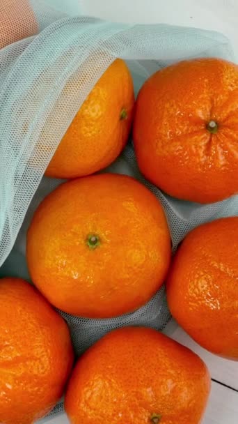 Les Mandarines Juteuses Mûres Dans Une Grille Écologique Tournent Sur — Video