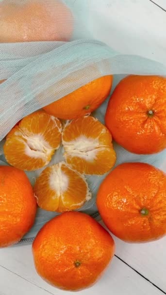 Les Mandarines Juteuses Mûres Dans Une Grille Écologique Tournent Sur — Video