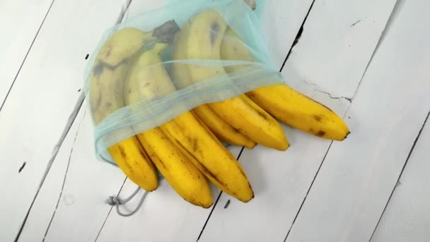 Stelletje Rijpe Bananen Milieuvriendelijk Rooster Draaien Een Witte Achtergrond Vers — Stockvideo