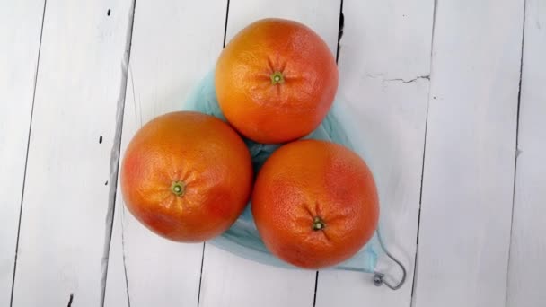 Drie Rijpe Grapefruit Milieuvriendelijk Rooster Draaien Witte Achtergrond Citrusvruchten Gezond — Stockvideo