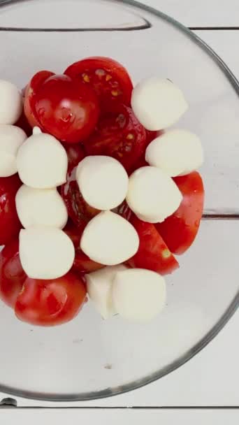 Salade Été Fraîche Avec Tomates Cerises Rouges Oignon Basilic Œufs — Video